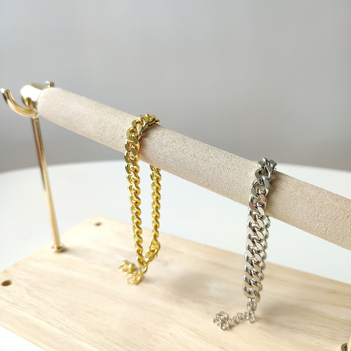 Pulsera entrelazada dorada y plateda