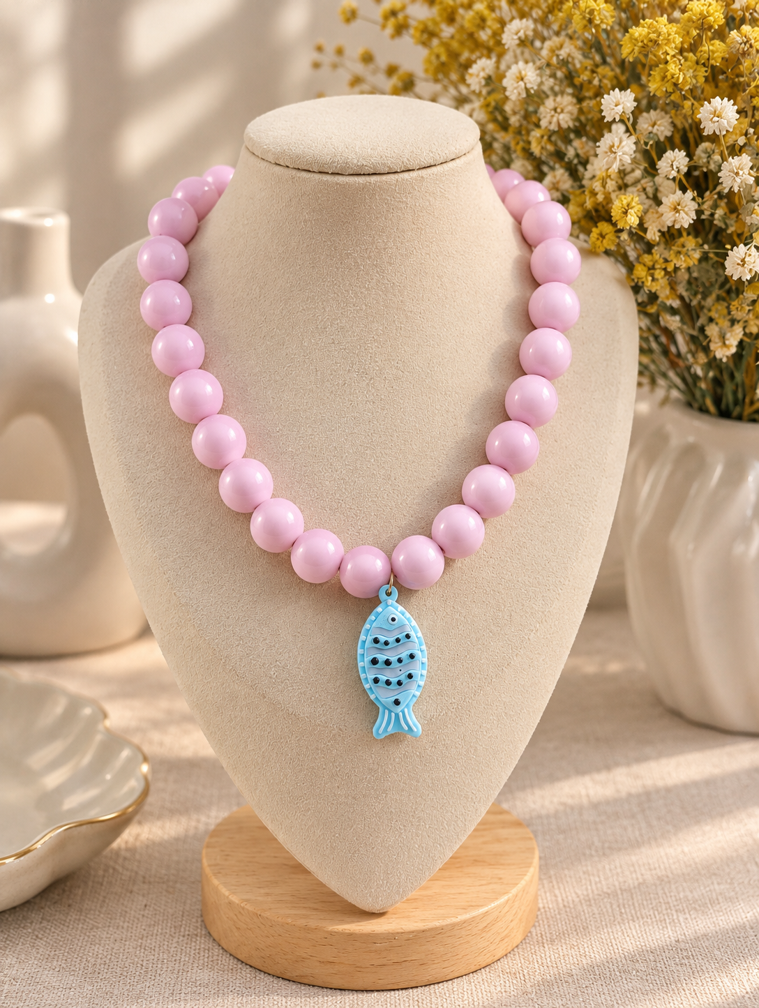 Collar bola de chicle con dije de pez azul