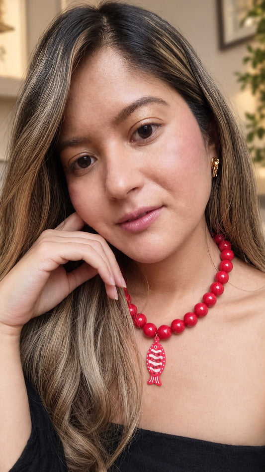 Collar chicle con dije rojo